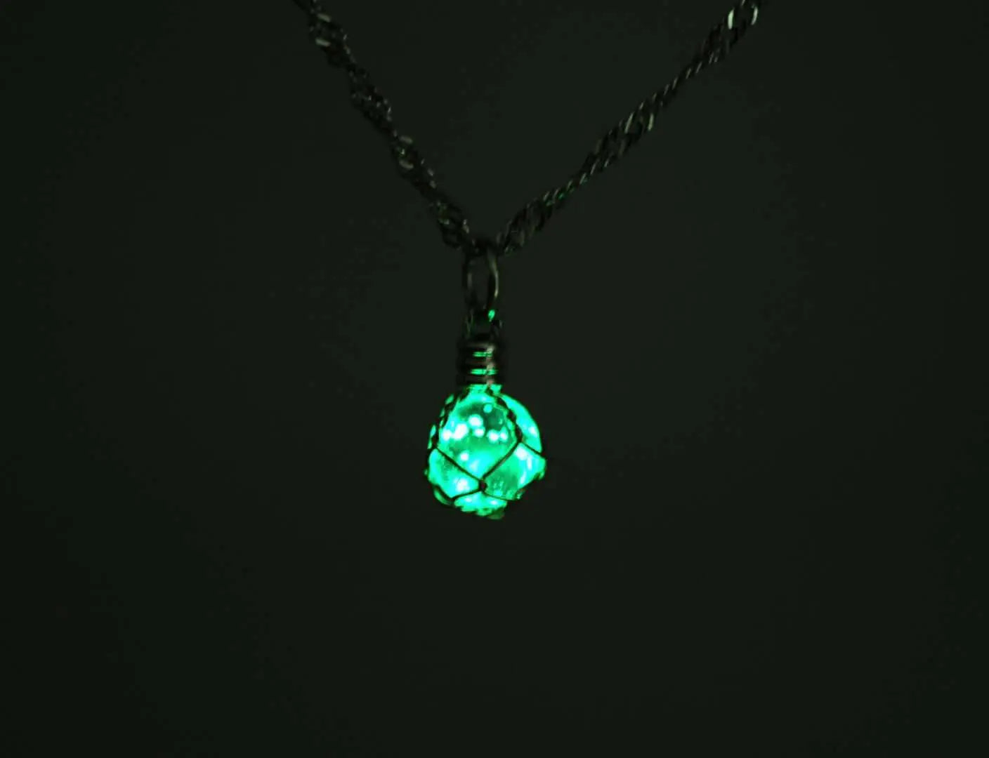 Ladies New Popular Luminous Glass Necklace Jewelry and Clovers